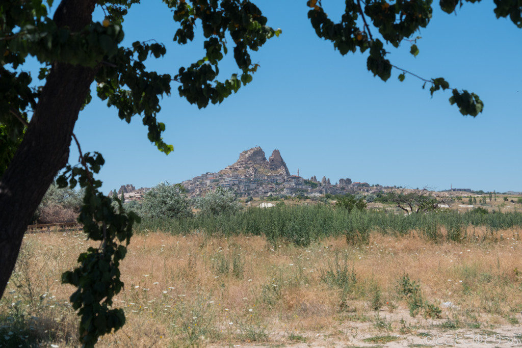 トルコ旅行記 バスで行くウチヒサール城巨大な岩の要塞を探検