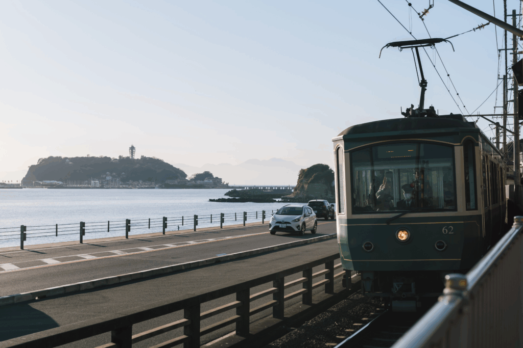 スラダン聖地のあの場所 海の見える踏切 春節で訪れた観光客でいっぱいでした🇨🇳 スラダンは本当に愛されてるんですね！！旅行楽しんで下さいね〜🇯🇵鎌倉高校前鎌倉高校前駅鎌倉高校前踏切海の見える踏切アオハルスラムダンクスラムダンク聖地スラダン