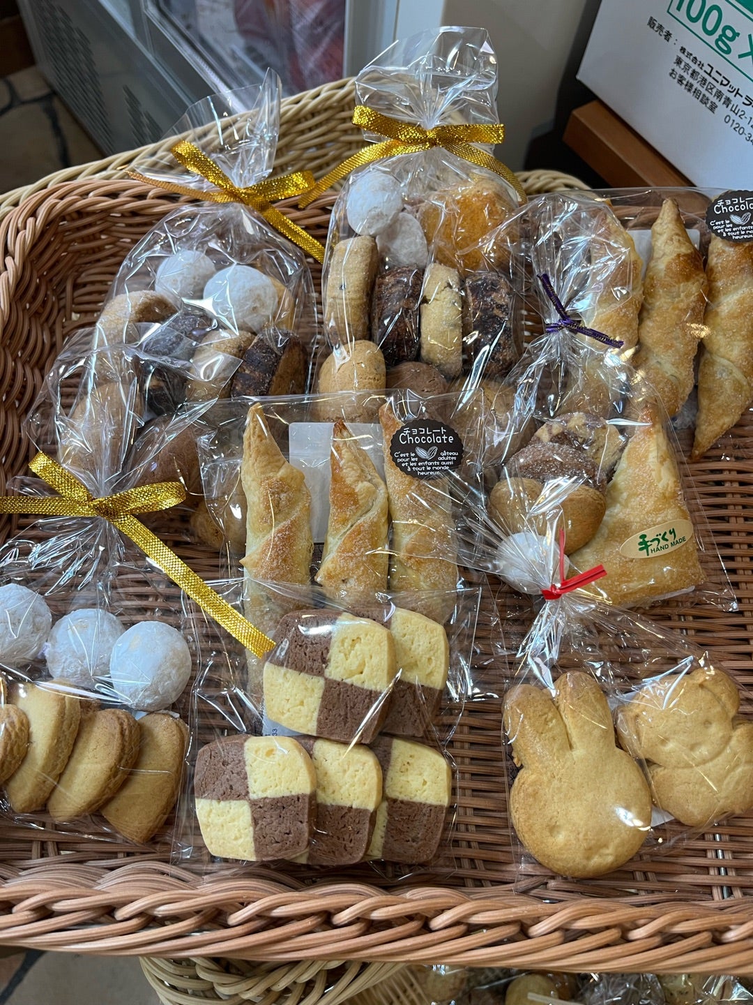 桐生市 丘公園下菓子屋💚娘と懐かしお菓子から最新お菓子まで買ってみる🍭桐生の丘公園から近く動物グッズもあり群馬土産もあり👍お子様連れから大人まで楽しめるバラエティーショップで子供に戻る🤣