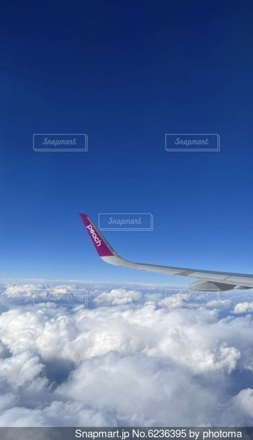 晴れた日に海の上を飛ぶ飛行機の写真 – Unsplashの雲の無料画像