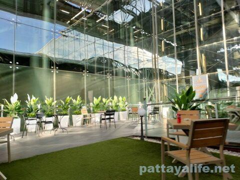 タイ・バンコク：スワンナプーム空港での喫煙所チェック SMOKING AREA 出発4階と到着2階の一般エリア