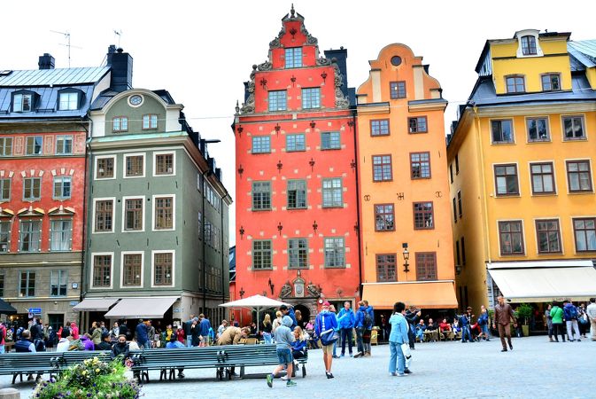 スウェーデン・ストックホルムの旧市街「ガムラスタン」の歴史ある街並みが素敵すぎる!!トリドリ