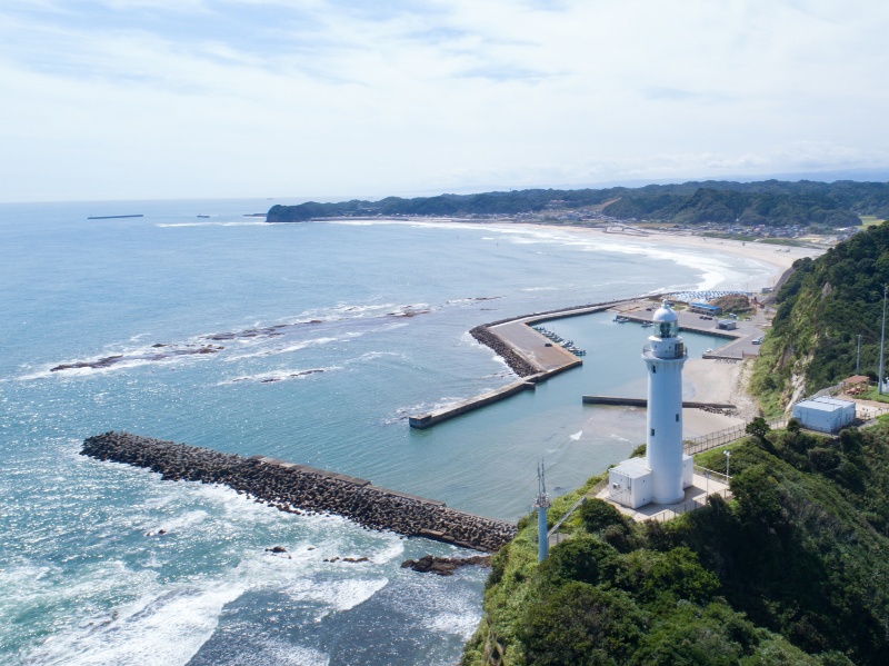 いわき市の薄磯海岸を見守るように立つ、白く美しい塩屋崎灯台。 実は全国でも数少ない、登ることのできる灯台なんです✨ 海岸から階段を登って灯台まで、更に 灯台の中の103段のらせん階段を登ります。 灯台のてっぺん、展望台から見るいわきの海は、広く、青く、雄大で