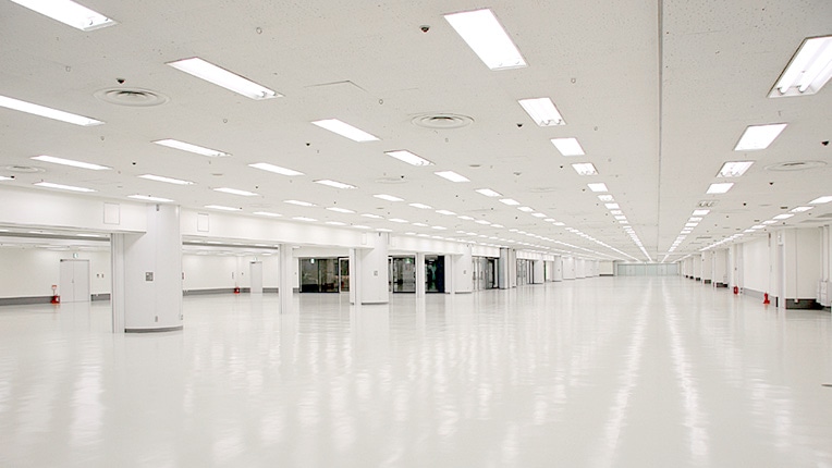 池袋サンシャインシティに巨大なゴジラの足 「シン・ゴジラ」公開を記念した企画アニメ！アニメ