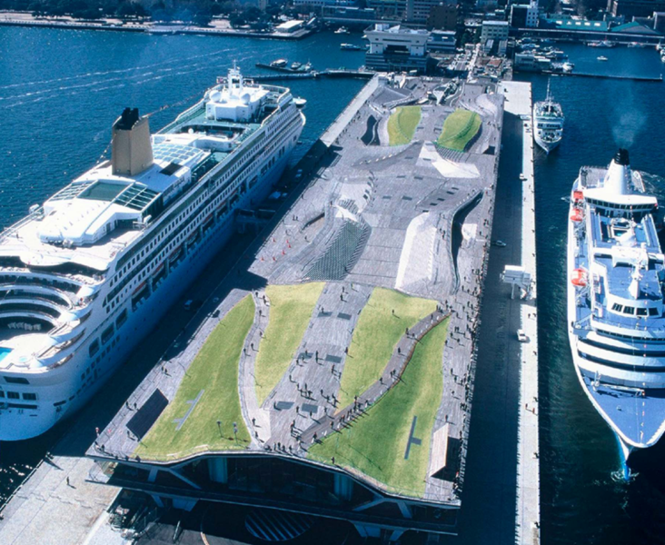 Find Your Yokohama横浜港は、国内外から大型客船が寄港するクルーズ港で、日本を代表する海の玄関口です⚓️みなとみらいの高層ビル群やベイブリッジを背景に、ゆったりと進む客船の姿はいつ見ても圧巻。夕陽に染まる水面と船のシルエットは、この街ならではの美しい