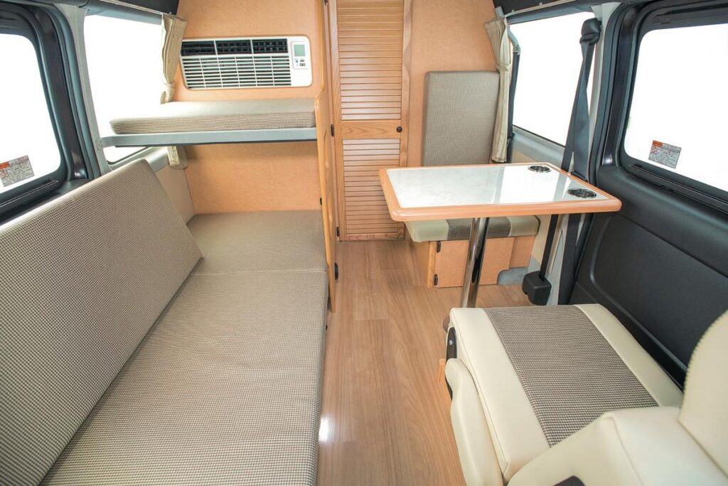 北斗 対座ダイネットモデル：オーエムシー ハイエースバンコンキャンピングカー：人気の「北斗」に対座ダイネットレイアウトが追加
