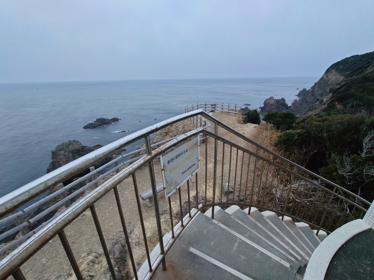 四国最東端の岬 蒲生田岬阿南市にある蒲生田岬 かもだみさき 。 そのシンボルとなっている白い灯台は大正13年