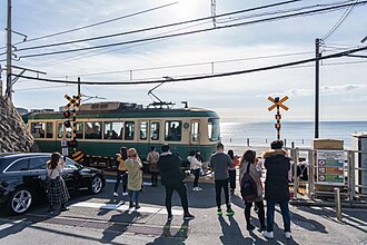 スラムダンク聖地 江ノ電・鎌倉高校前駅 外国人観光客、マナー改善 警備員配置、英語で注意神奈川毎日新聞