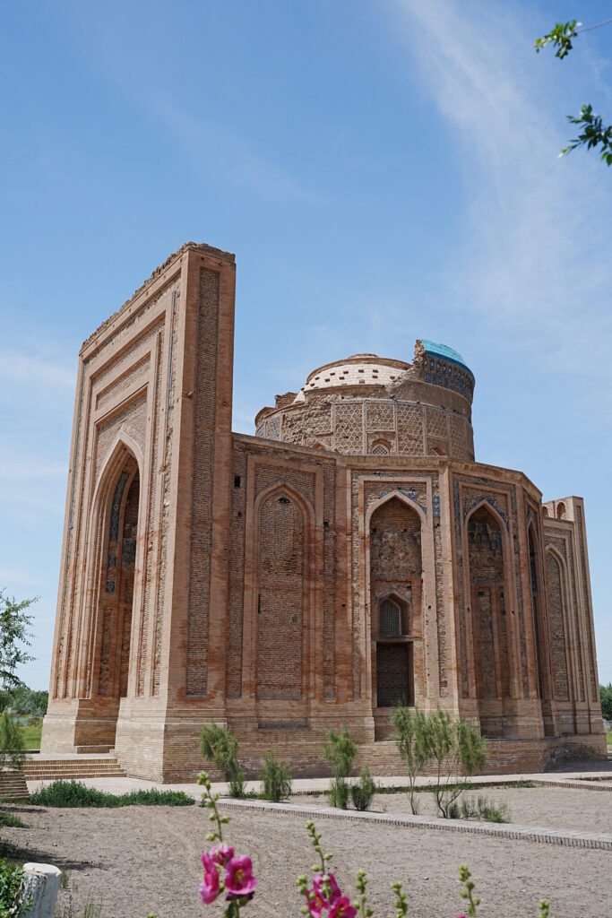 恐ろしくも美しい。50年間燃え続けるトルクメニスタン「地獄の門」 - TRiP EDiTOR