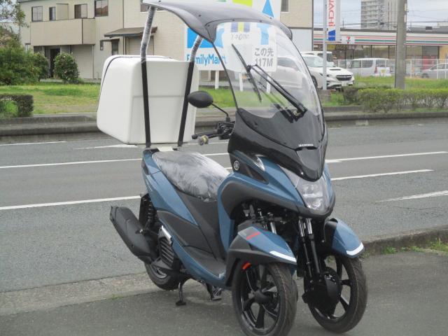 Two roofed three-wheeled scootersComparison