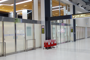 大阪・伊丹空港、長年使われてきたパタパタ式の到着案内板があるレトロな到着ロビーが役目を終えた 鳥海高太朗- エキスパート