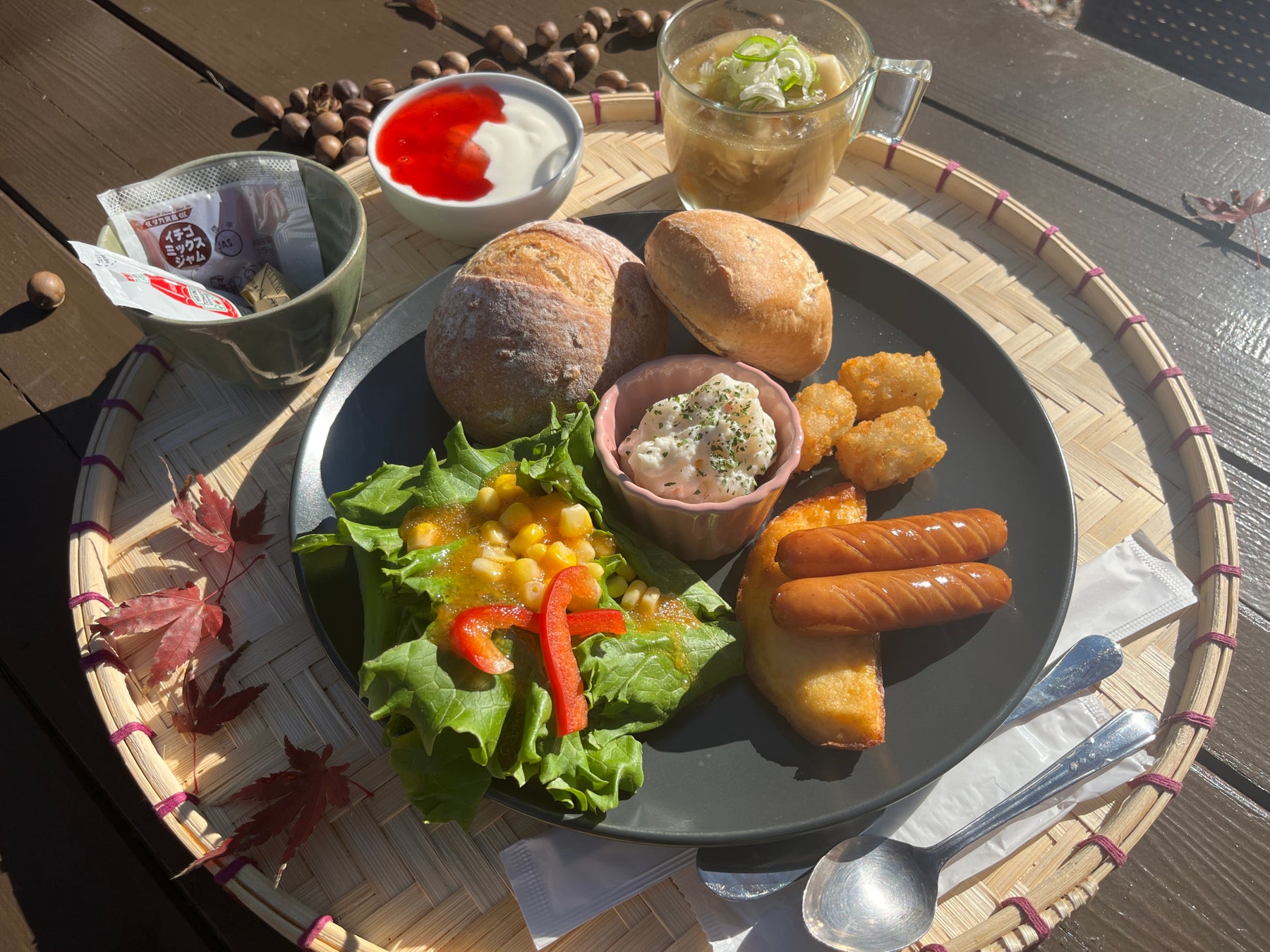 グランピングに欠かせない食の楽しみ！THE FORESTのゴージャスBBQや朝食、ワインも楽しめるフリードリンクをご紹介都心から80分の大自然！THE FOREST リゾグラ リゾートグランピングドットコム