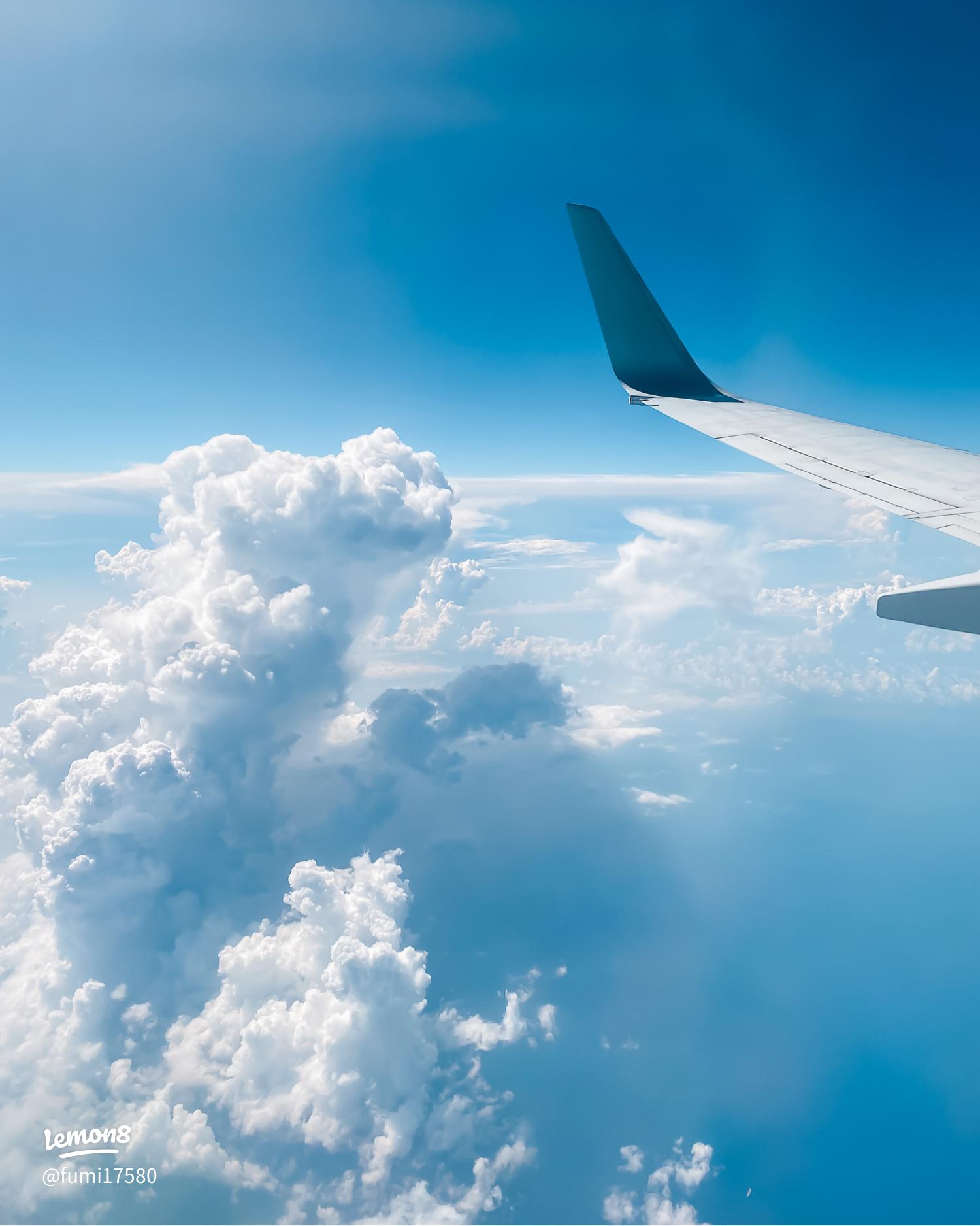 飛行機の窓から見える富士山 飛行機の窓から景色を見ている女性のイラスト素材72732667- PIXTA
