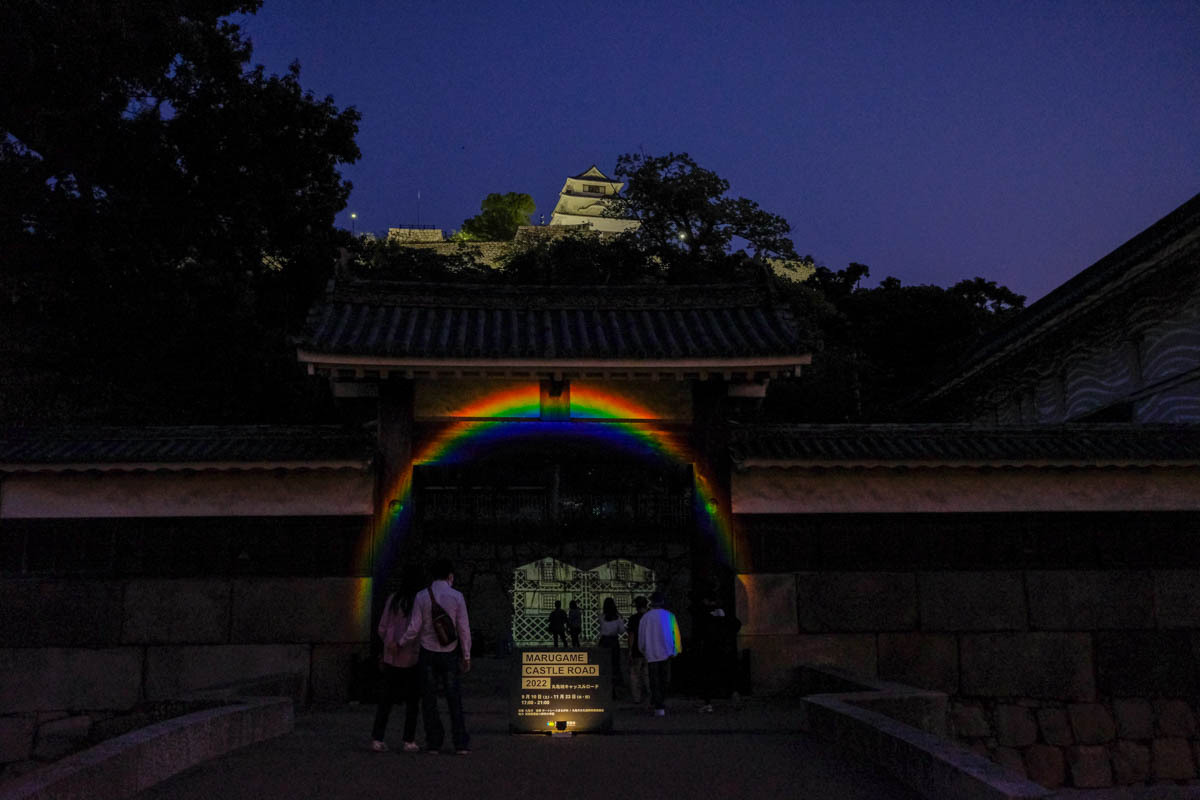 丸亀城キャッスルロードの幻想的なライトアップ