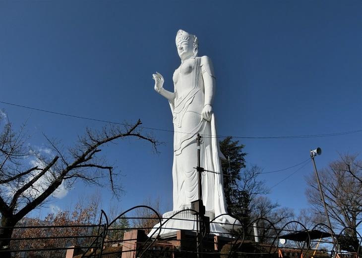 大谷寺日本最古の石仏「大谷観音」と高さ27メートルの「平和観音」