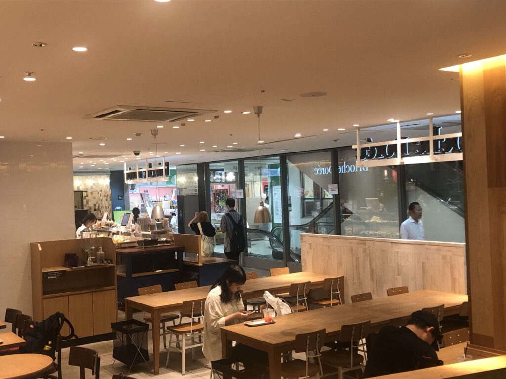 フリードリンクあり！約3万冊が揃う本屋さん「文喫 福岡天神」