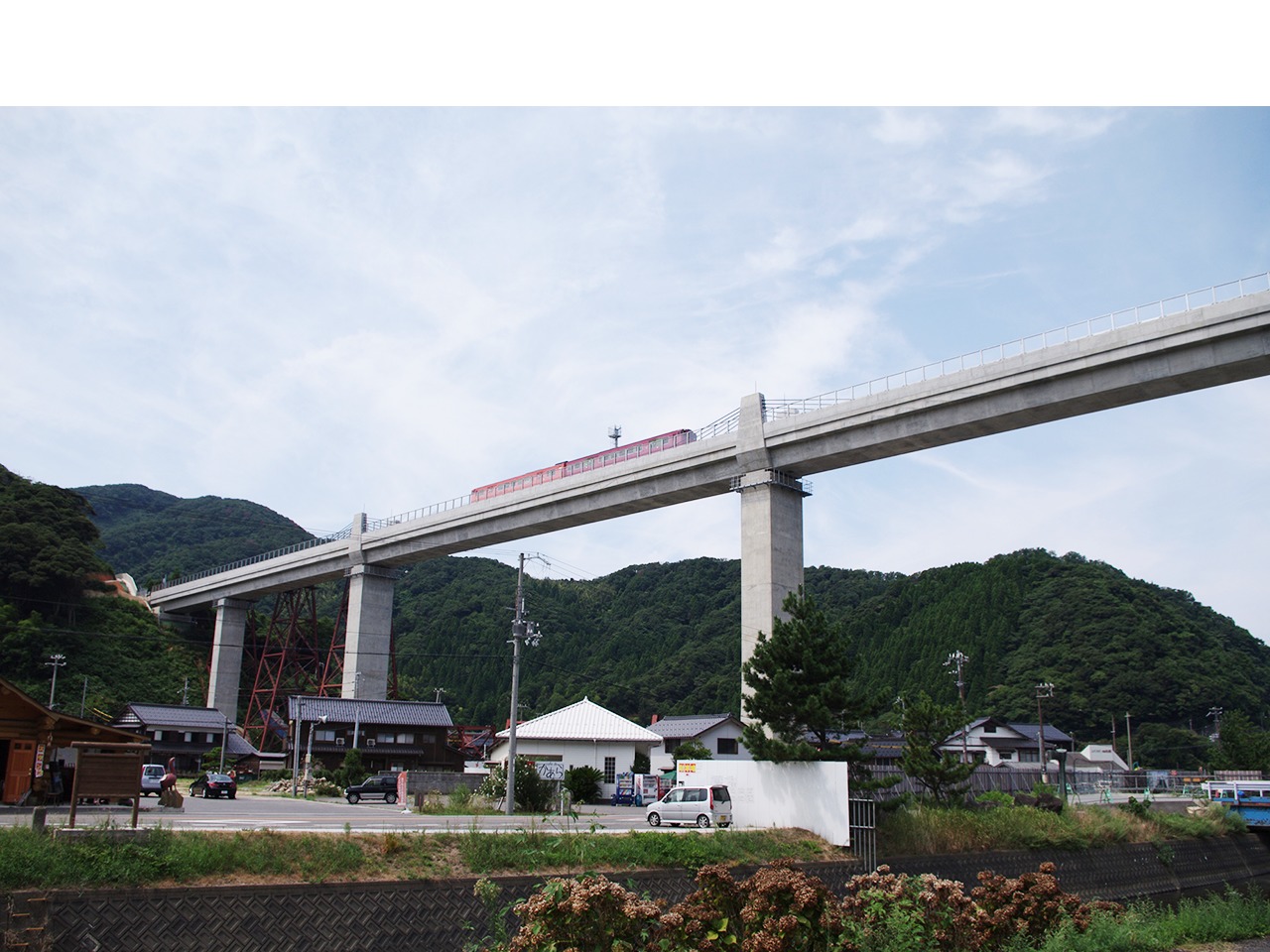休日photographer_Ｔ鉄橋と電車のある風景早起きは三文の徳🤭 高さ41.5mの余部橋梁のたもと 空の駅と称される「餘部駅」へ絶景です✨余部鉄橋餘部駅余部鉄橋空の駅余部クリスタルタワー始発キハ47電車電車好きな人と繋がりたいInstagram