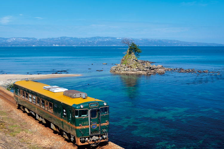 世界で3ヶ所だけ！ 海越しに眺める絶景、雨晴海岸 -