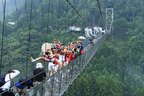 奈良県吉野郡十津川村の「谷瀬の吊り橋」は生活用としては日本一長い吊り橋だそうです。 長さ297m、高さ54m。 みんな怖がって途中で引き返してたよ🙄吊り橋