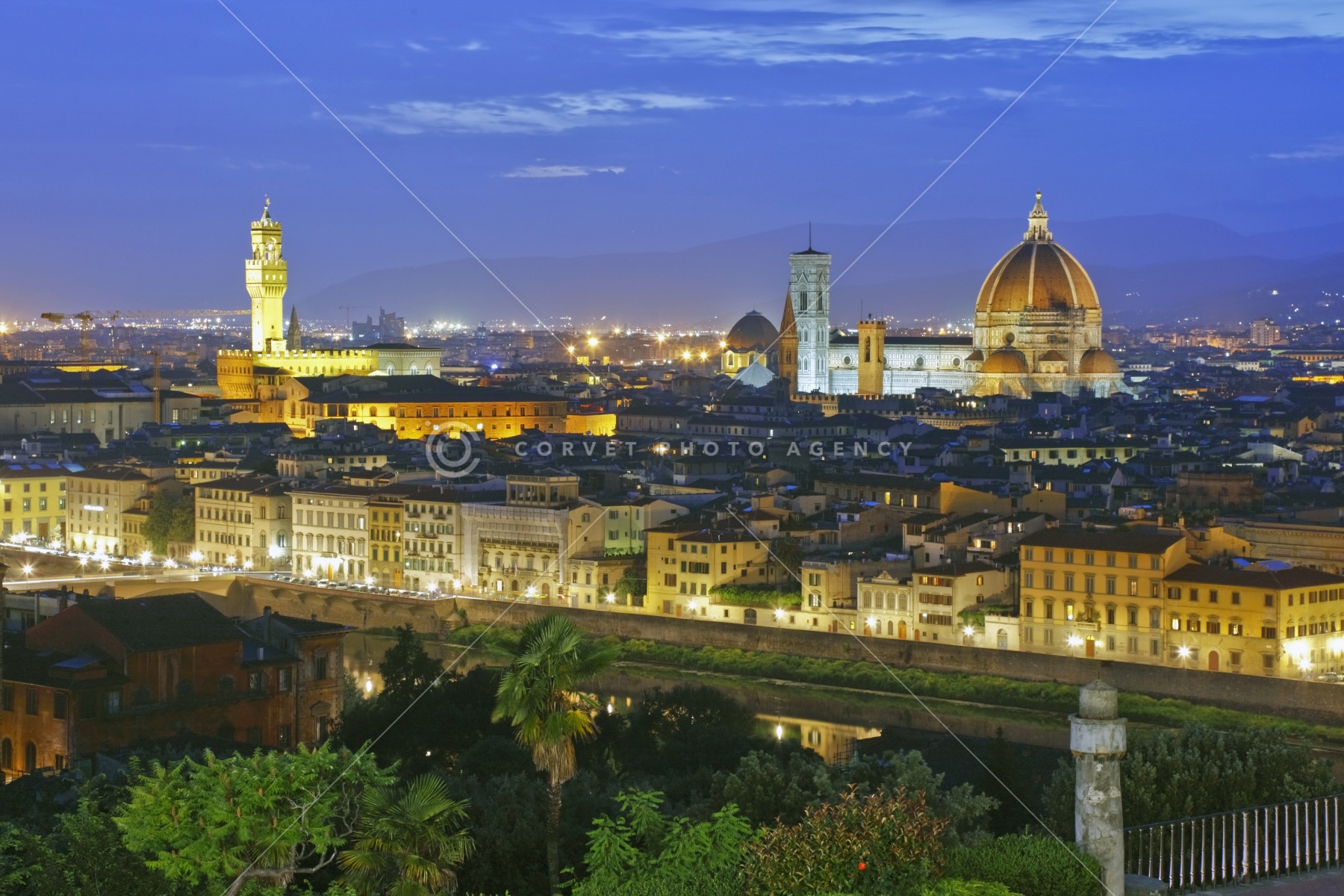 フィレンツェの街を一望するなら、ミケランジェロ広場イタリア 観光ガイドサービス