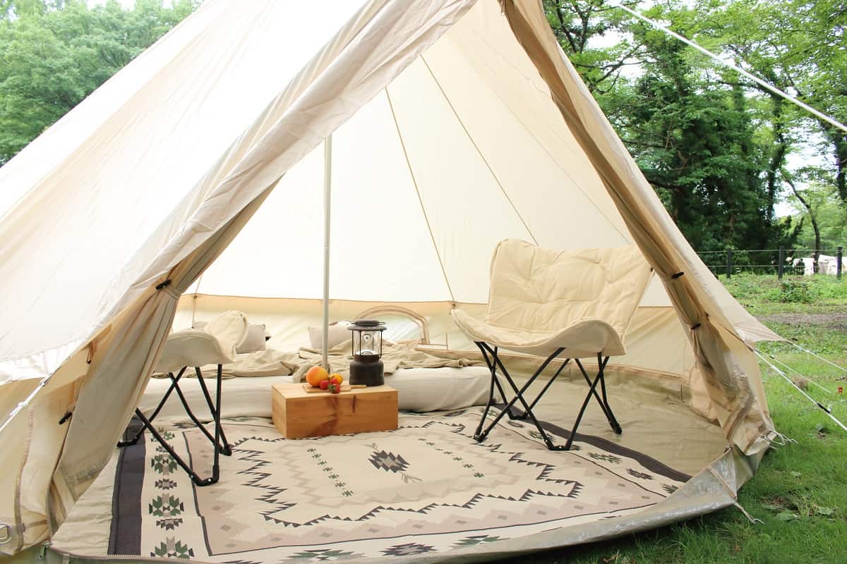 ソロキャンプの小さなテントの中の寝床の風景の写真素材104664698- PIXTA