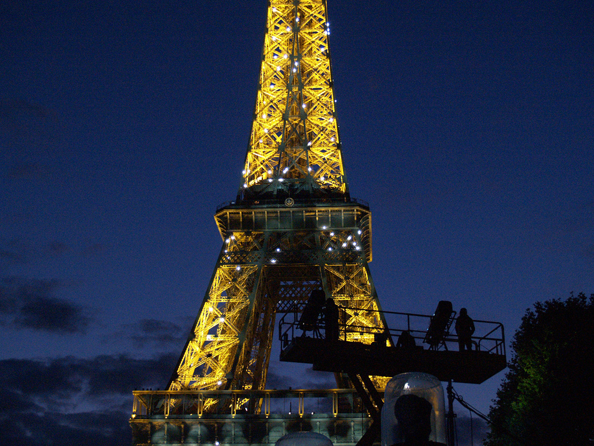 フランスのパリのエッフェル塔の金属サポート内の黄色の斜めのエレベーターPremium写真