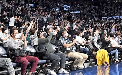 510インチの大画面にキングスの迫力あるプレー 完成した沖縄アリーナでアウェーを観戦沖縄タイムス＋プラス