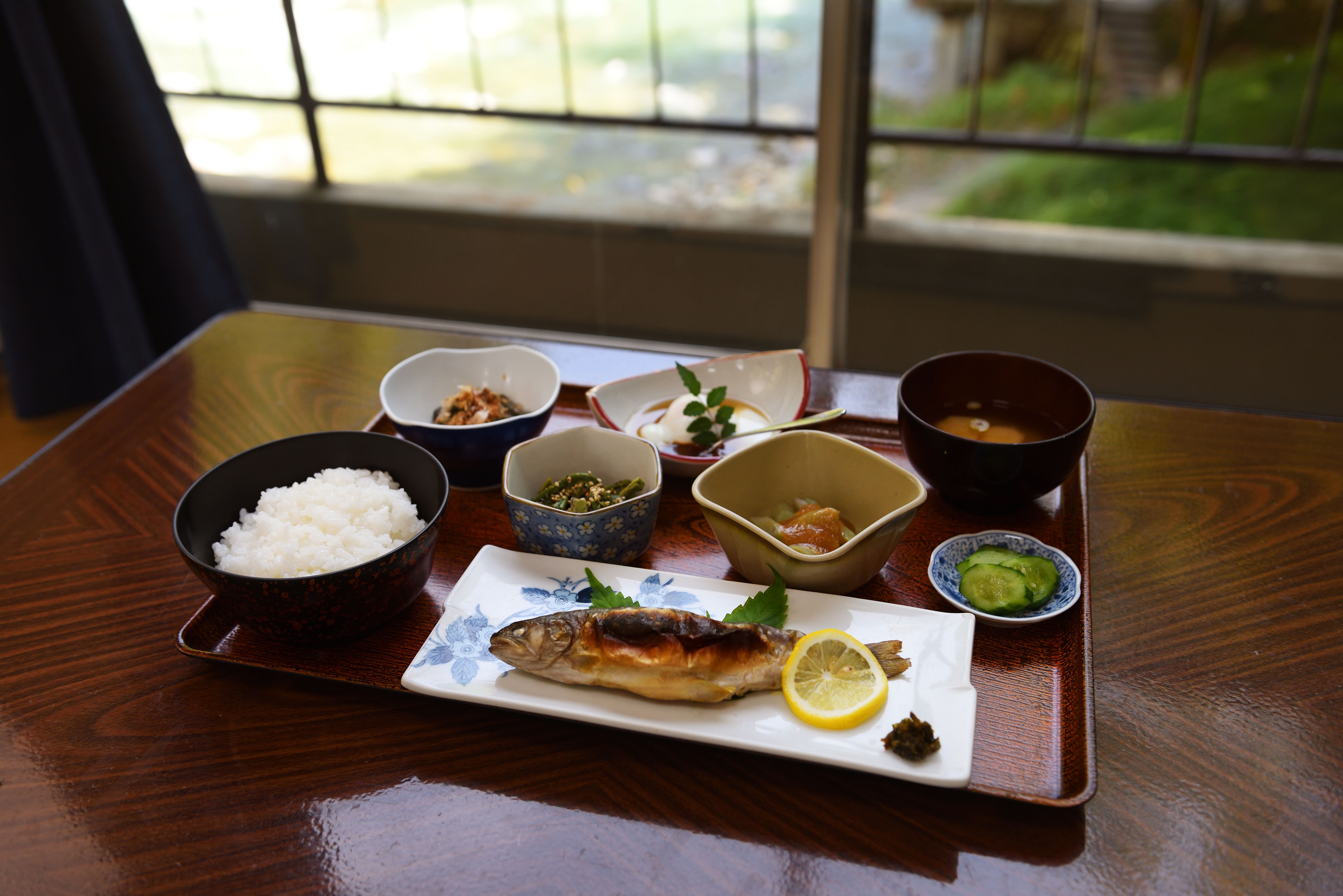 秘境・秘湯を大冒険！足湯に浸かって宿泊もできる欅平│黒部峡谷鉄道トロッコ電車