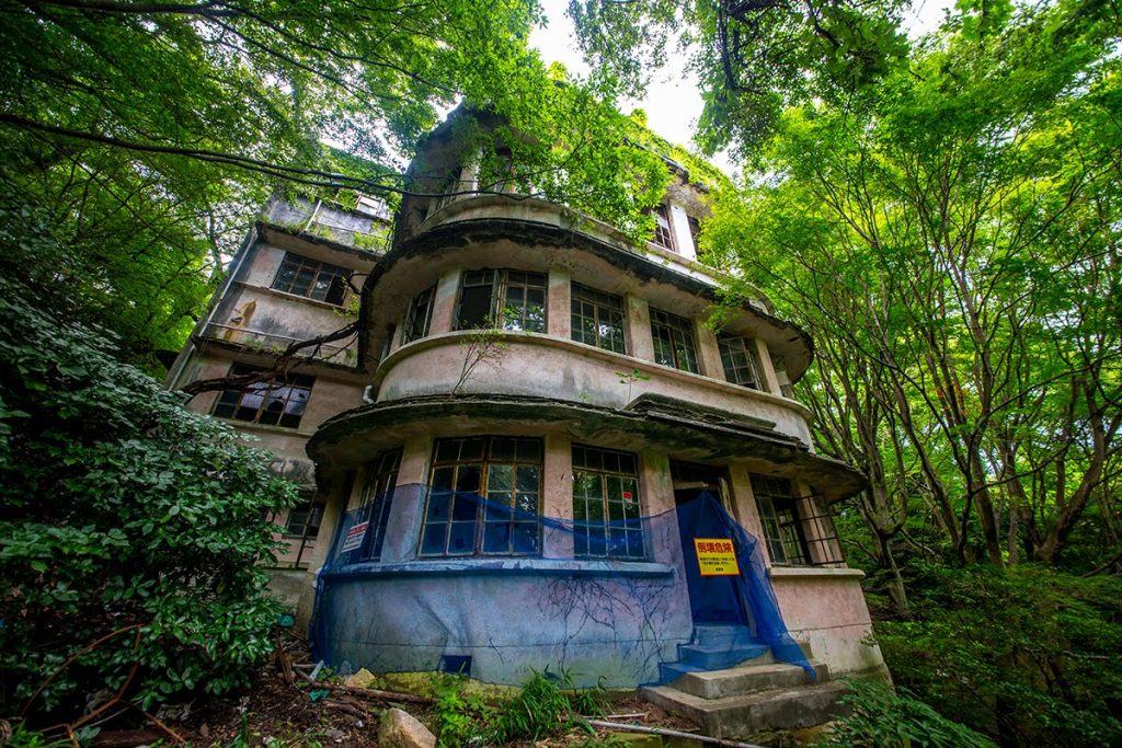 写真多数 この寂れ具合で登録有形文化財!? 立ち入り不可の“廃墟の女王”摩耶観光ホテルの内部に潜入してみた文春オンライン