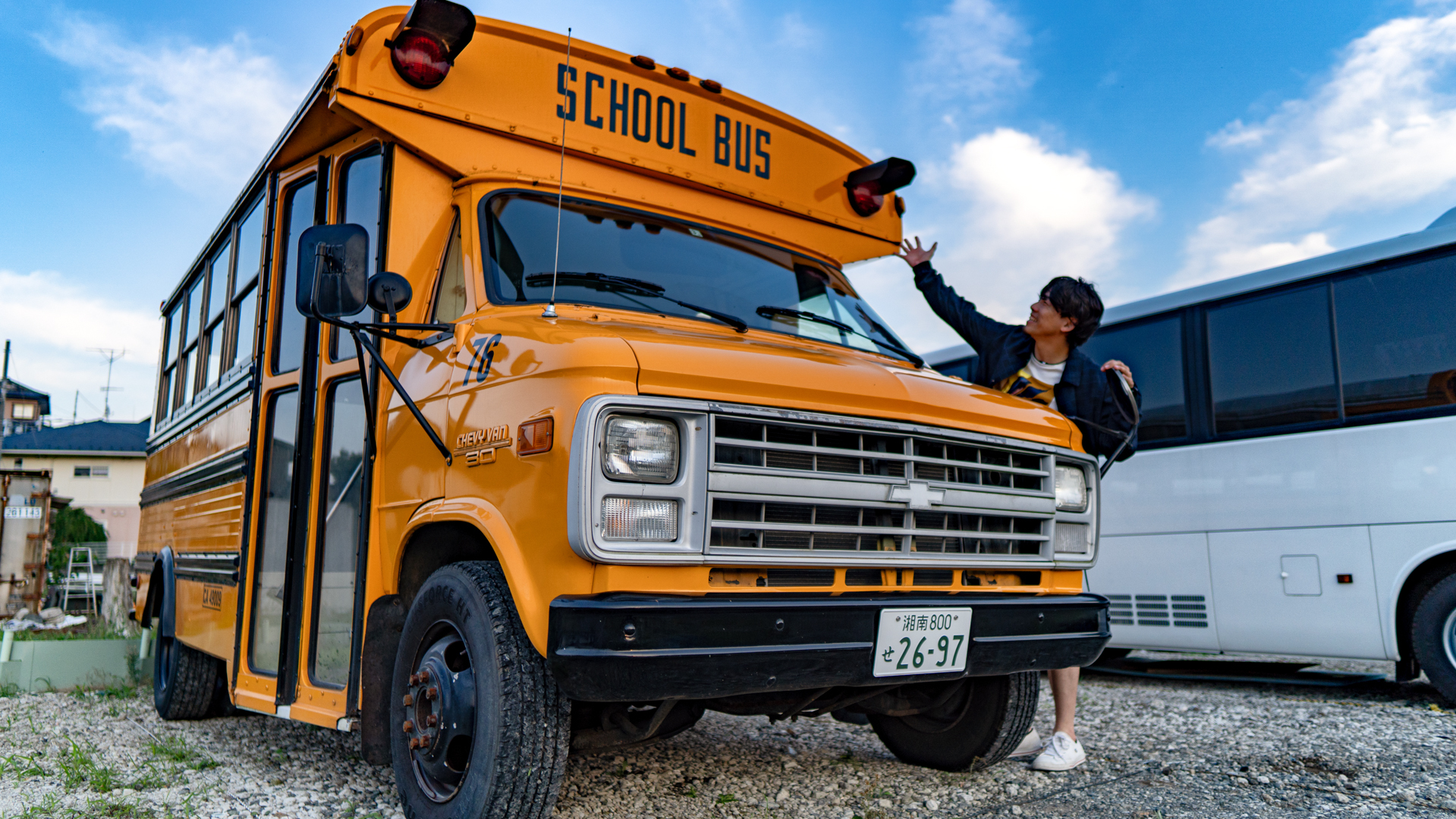 第779回：謎の巨大スクールバスに遭遇 その乗員は「さまよえるオランダ人」だった！マッキナ あらモーダ！- webCG