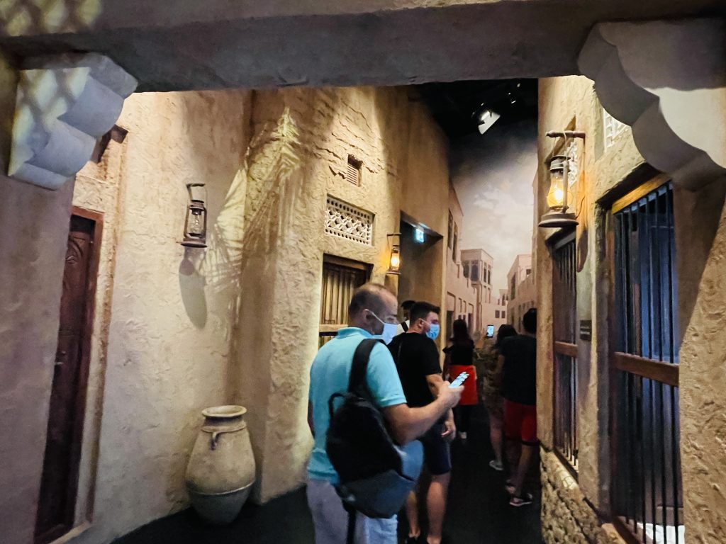 世界最大の額縁、ドバイフレーム。 最寄りの駅から適当な方向に進んでいたら、突然目の前にデデンと登場。なんじゃこりゃと思いながら周りをぐるぐる歩いていると、ビビッとくる場所が。 遠くに見えるビル群が、フレームの中にぴったり収まるところがあったんです。わ