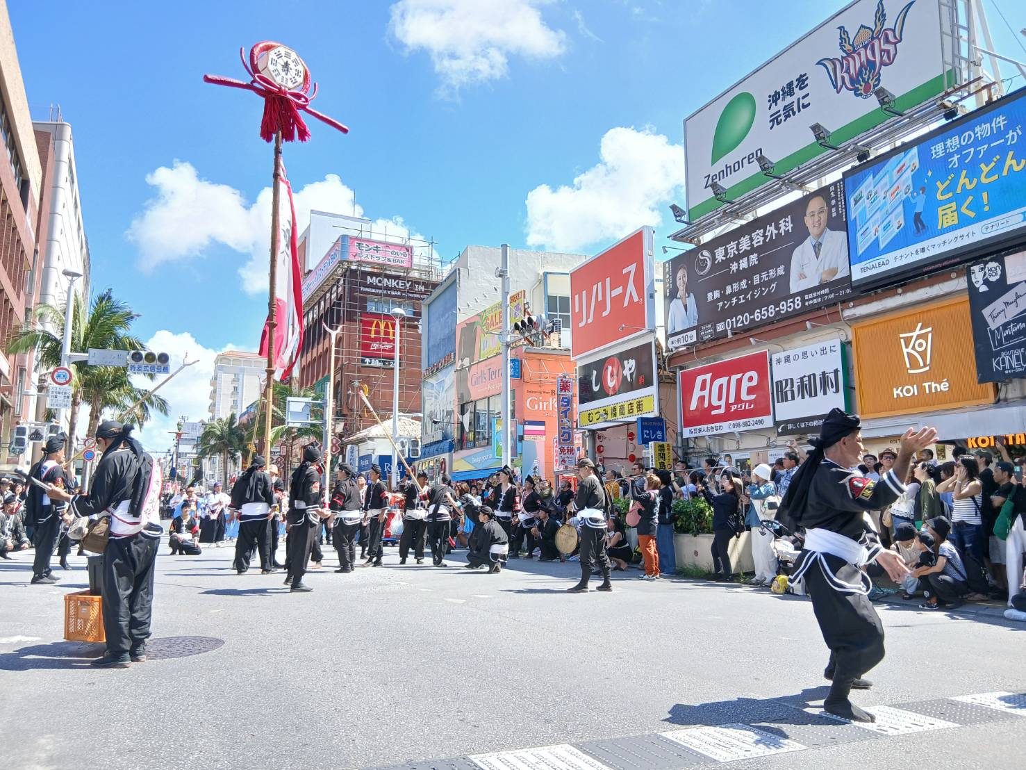 サーサーサー」青空に旗頭 那覇で旗頭フェスタinなは 小中校の生徒ら700人参加沖縄タイムス＋プラス