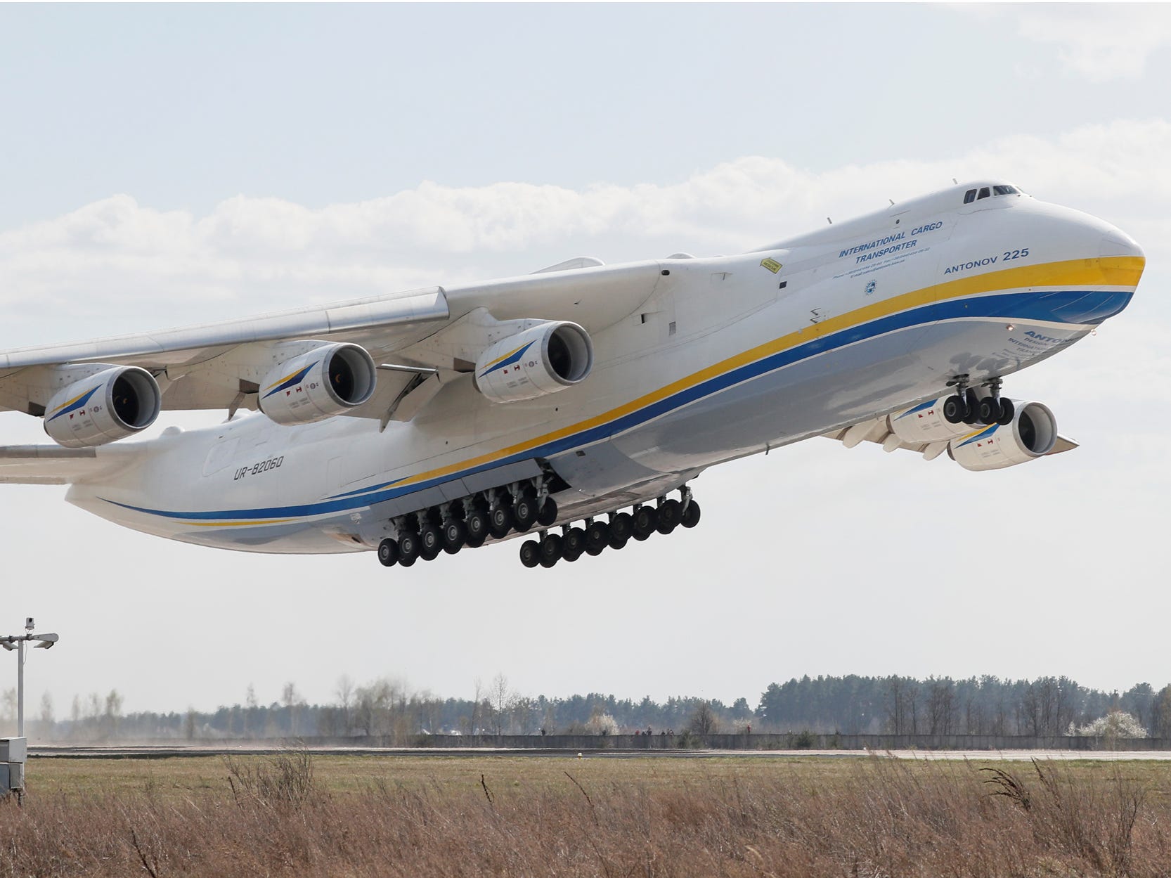 ウクライナ侵攻で世界最大級の飛行機「An-225」が安否不明。巨大すぎて「空間認識がバグる」と話題になった写真とは？ハフポスト WORLD