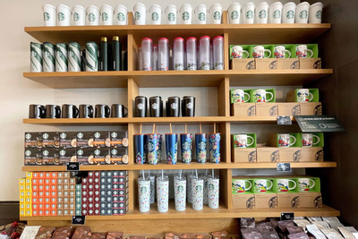 今回のヨーロッパの旅の目的と言っても過言ではない、パリ・オペラ座のスタバ✨✨ 嬉しすぎて今年1番の幸せ顔です☺️ こんなゴージャスなスタバがあるなんて🥰外観と入り口は意外と普通な感じで、奥に行くほど豪華絢爛✨✨