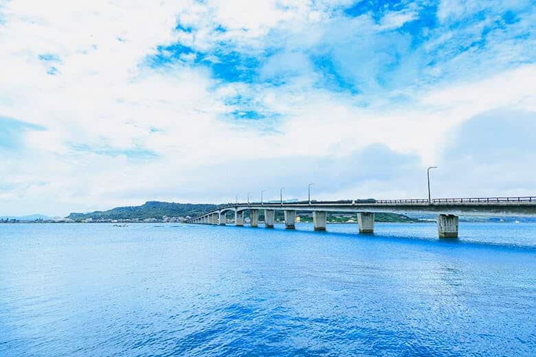 浜比嘉島 透明な海と浜比嘉大橋の写真素材FYI01719131ストックフォトの Qlean