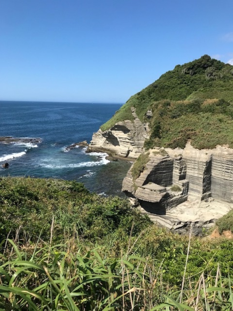 毛戸浦 今回は、勝浦市にある「毛戸浦」になります 鵜原理想郷にあるハイキングコースの途中に、毛戸岬と手弱女平の中間を下に降りて行くと毛戸浦があります。行かれる方は、道が狭く足場が悪いので足元に気をつけてください。住所千葉県勝浦市鵜原958-3 駐車場