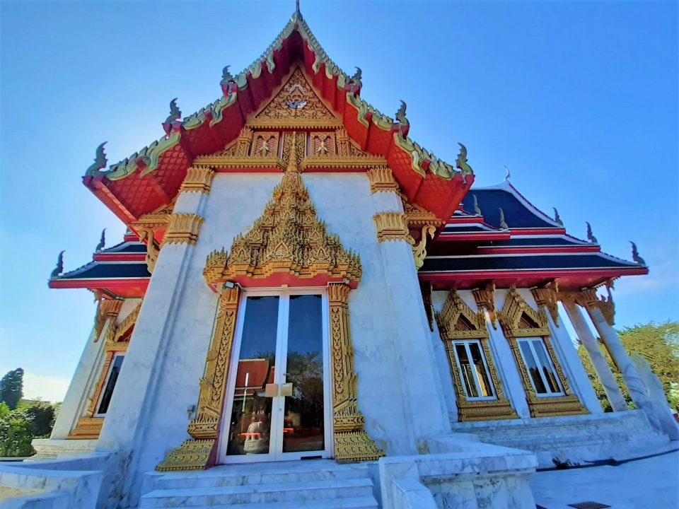 日曜日はワットパクナム成田別院のソンクラーンに参加してきました ここはタイ？というくらいタイ人率が高く、日本にいながらタイ感を満喫できました8時頃に着いたのですが、駐車場もかなり埋まっていて屋台には既に長蛇の列 ますはタンブンしてからタイティーとカノム