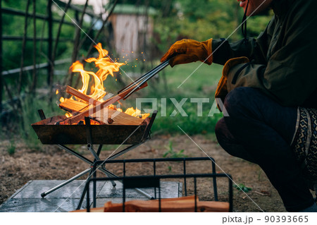 うーん、火がつかない 」キャンプの定番“焚き火” 2つのポイントで楽しめる“火起こし方法”文春オンライン