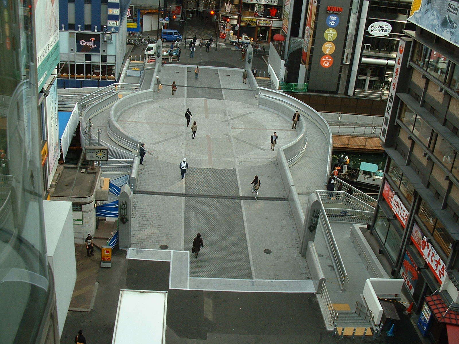 大阪ミナミの戎橋筋商店街