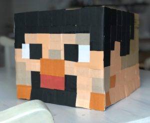 ジョアンがしたかったマイクラコスプレ🎃💚 もはや、ジョアンじゃなくても分からんねん😂角ばった衣装と見えにくいお面で動きづらく、脱いでは着て脱いでは着て繰り返してました🤣 りあんは付き合わされて、ダンボール📦で手作りのTNT💣に入らされてました😂装着は写真