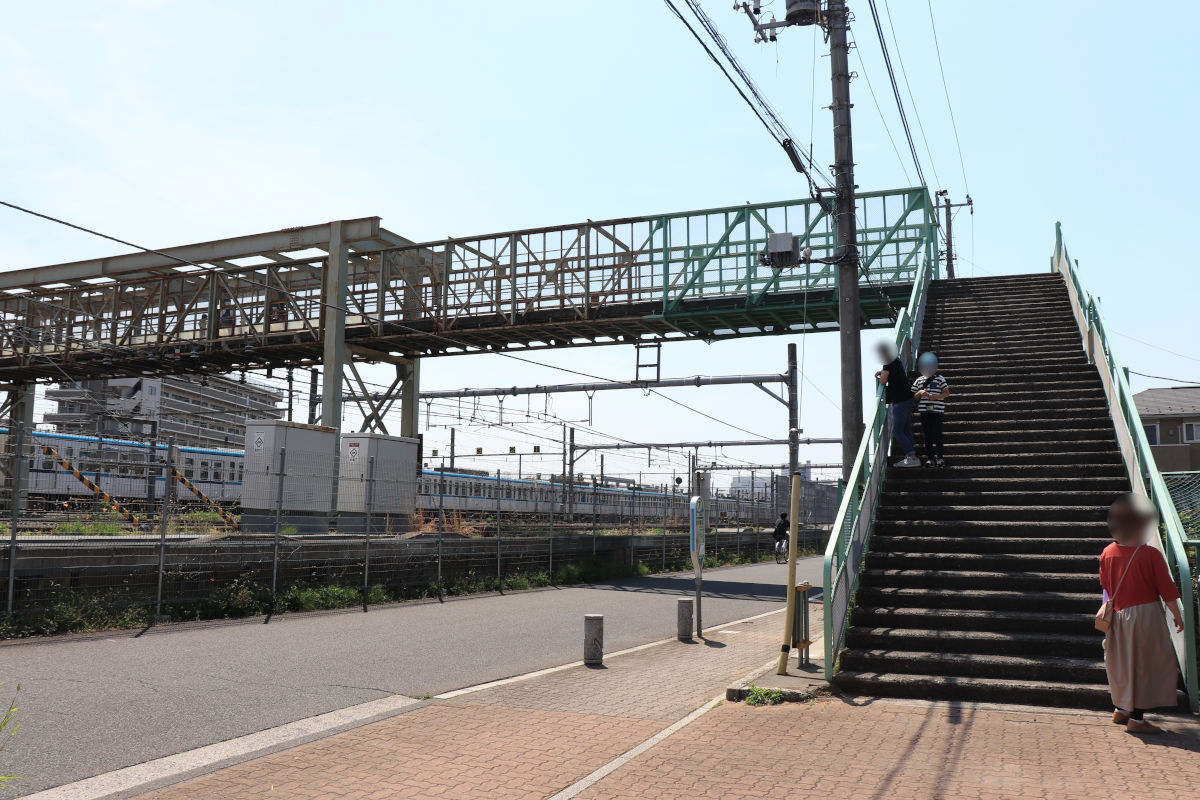 三鷹跨線人道橋 - Wikipedia