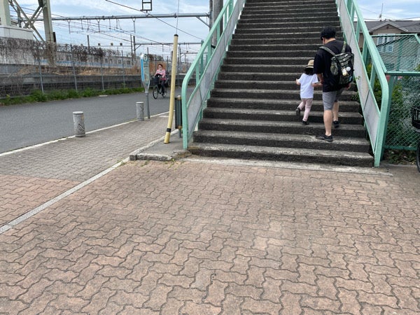 太宰治が気に入っていた「三鷹跨線橋」 撤去を前に、来訪者が絶えず毎日新聞