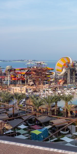 グク、今度はこの後ろにいる女性が彼女か？なんて言われてますがもし彼女だとした- Yahoo!知恵袋