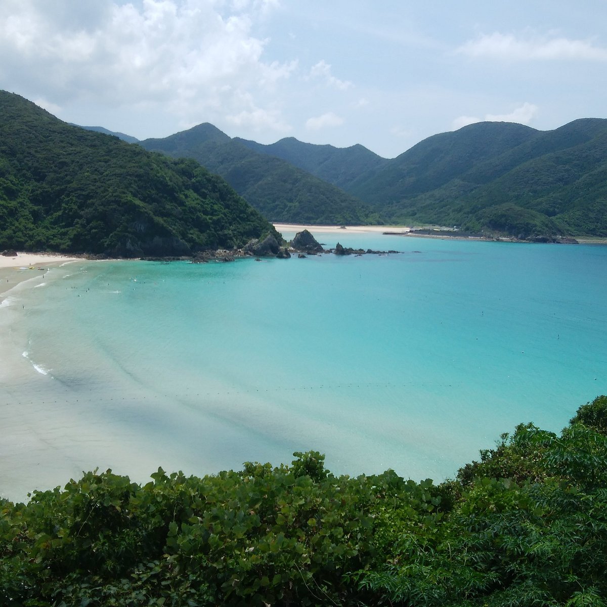 五島で1番有名な高浜海水浴場！エメラルドグリーンとコバルトブルーのグラデーションの絶景ポイントの海はここ五島商店 佐藤の芋屋