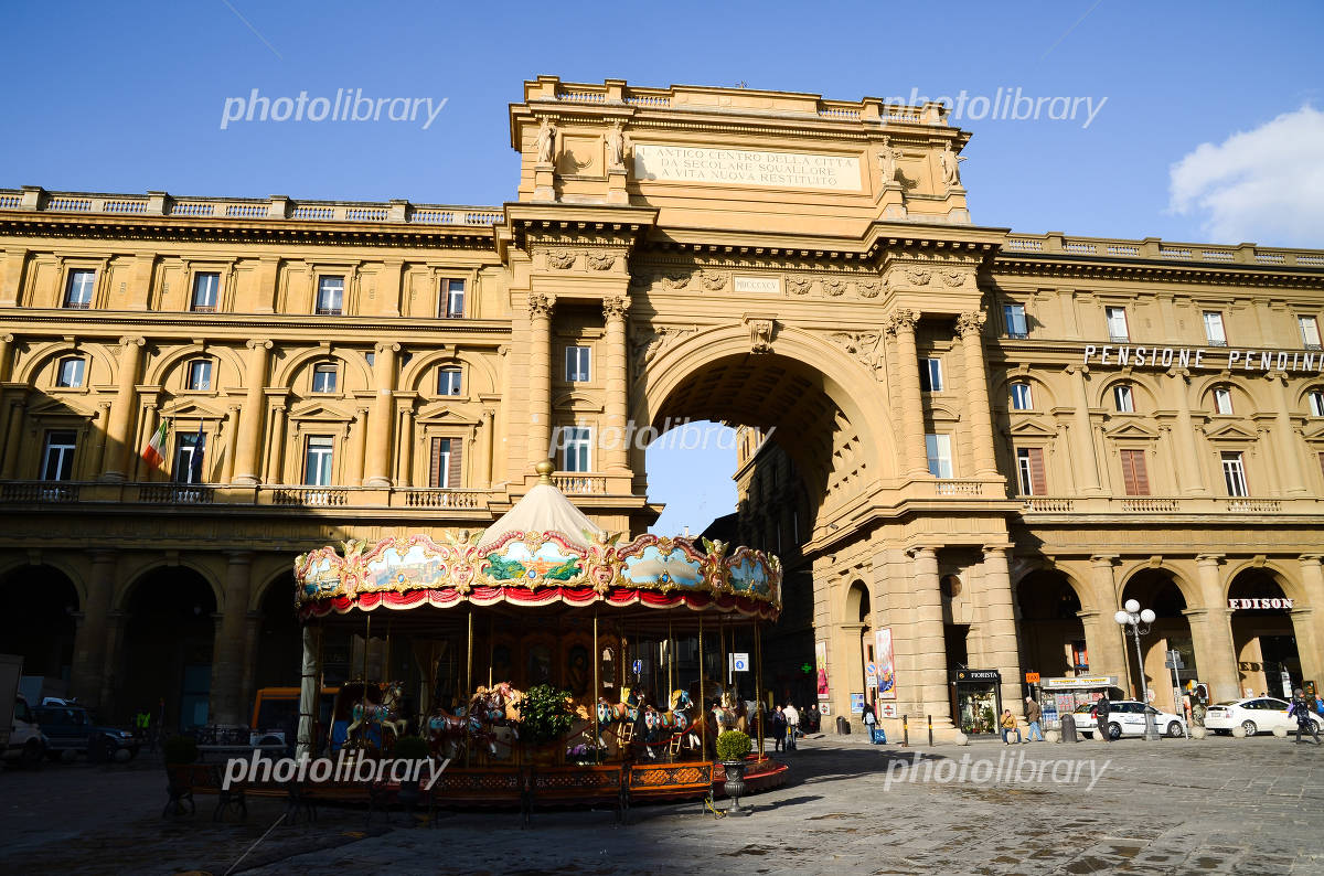 フィレンツェ観光の拠点に！映画のロケ地にも使われた「レプッブリカ広場」たびこふれ