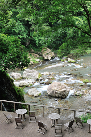 レポート 噴水の目の前で天然水かき氷や和スイーツ堪能できる「和カフェ Tsumugi