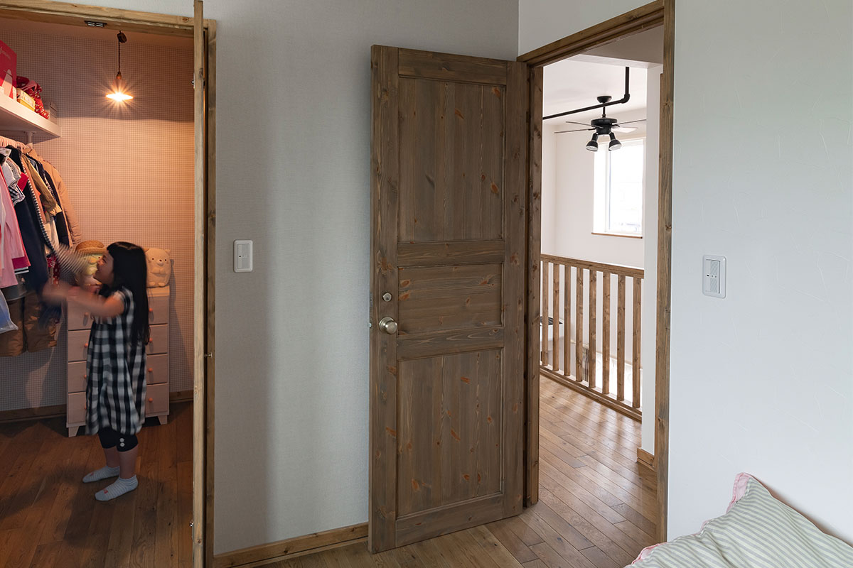 ヨーロッパの玄関ドアって内側に開くの！？ 輸入木製玄関ドアの交換リフォーム施工例！！ 美しい佇まいの外観をそのままに安心品質と安心価格で最新の木製 玄関ドアに交換リフォーム！！well-reformリフォームBlog