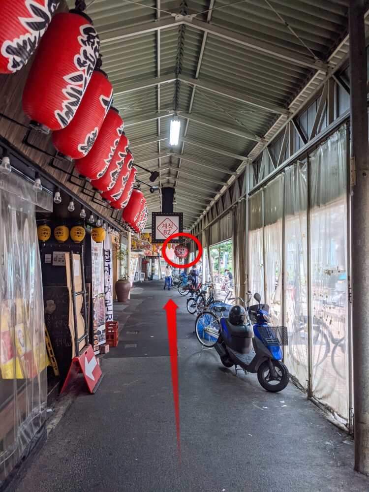 天満市場「裏天満ちょうちん通り」の無数の提灯の下でディープな大阪の夜をGENIC編集部GENICジェニック