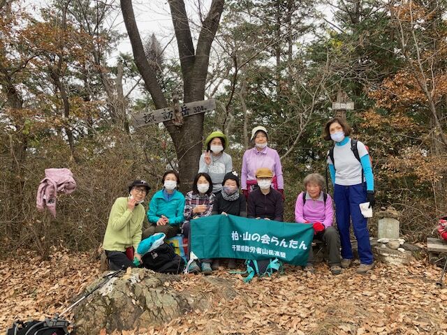 見晴休憩所のベンチ 唐沢山ハイキングコース の写真素材75868725-