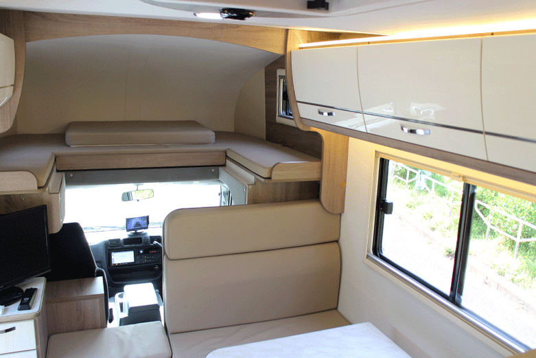 新しいビルダー『プレシャス・モストRV』のキャンピングカー空飛ぶわんこ